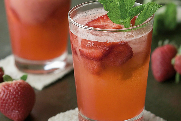 Agua de sandía y fresa con albahaca