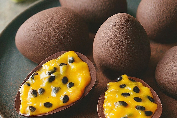 Huevos de Pascua veganos de chocolate con relleno de maracuyá